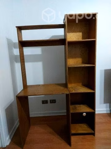 Escritorio con estante/librero incluido