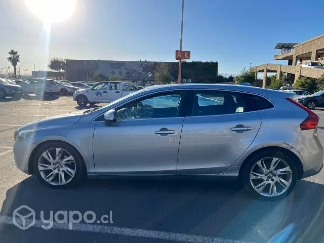 Volvo v40 2014