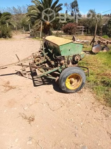 Maquina sembradora alfalfa y otros