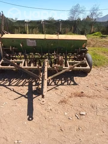 Maquina sembradora alfalfa y otros
