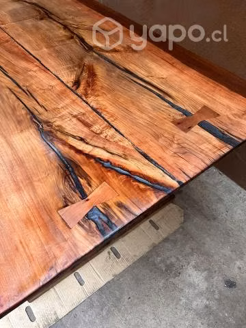 Mesa rústica de roble con resina epoxica