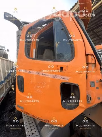 Puerta copiloto freightliner M2 112 año 2013