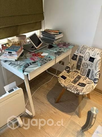 Escritorio de vidrio más silla