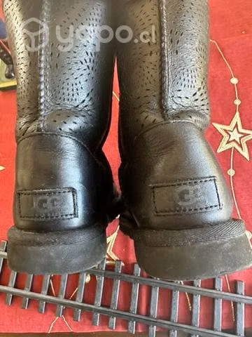 Botas N 35 de cuero marca UGG