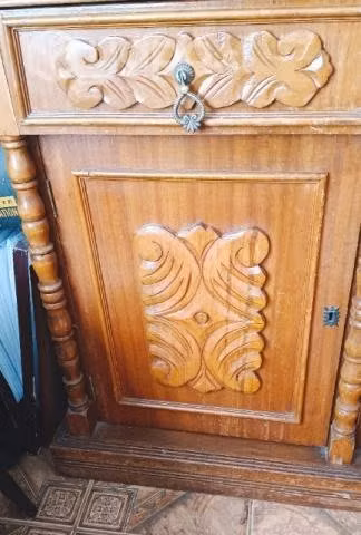 Mueble de madera en buen estado