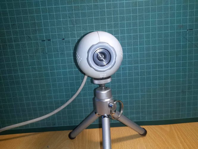 Antigua Webcam Blanca con Base - Imagen 4