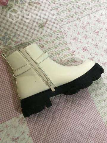 Botines beige con cadena - Imagen 2