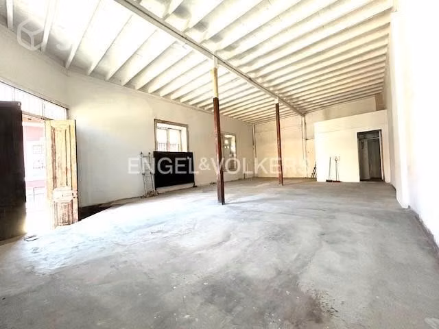 Excelente Local Comercial Esquina Prat con Sotomay