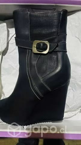 Botín de cuero color negro nuevo