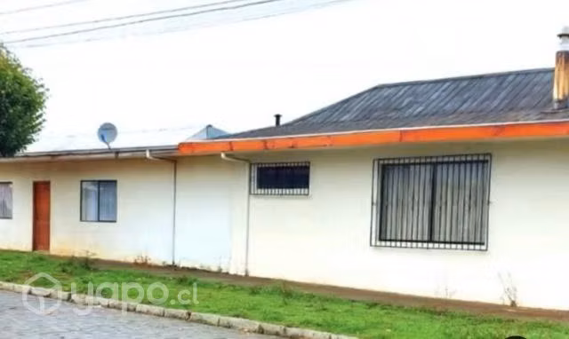 CASA AMPLIA EN BARRIO RESIDENCIAL. Calle Perez esq