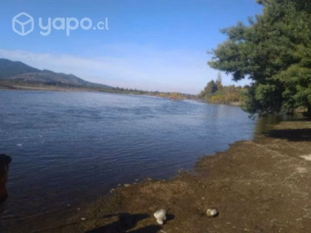 Sitio con casa y orilla de río Itata