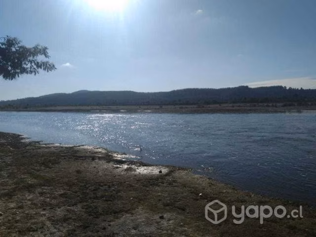 Sitio con casa y orilla de río Itata
