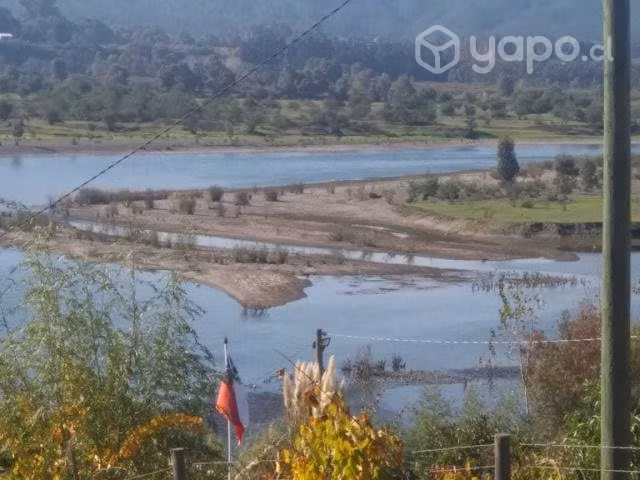 Sitio con casa y orilla de río Itata