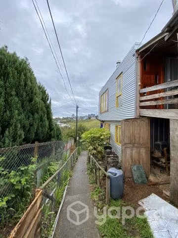 Se vende terreno con 2 casas y dos departamento