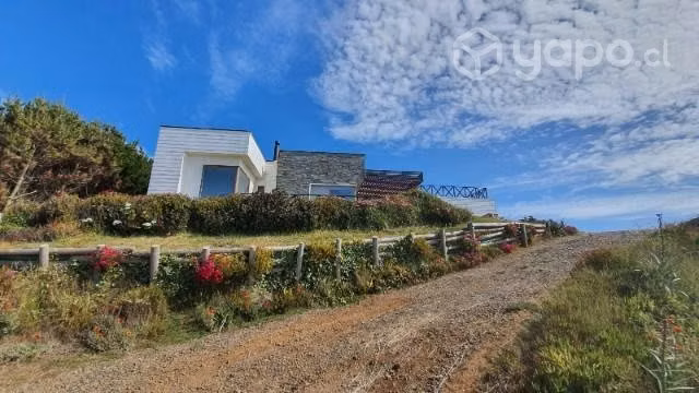 Casa única en cumbre frente al mar