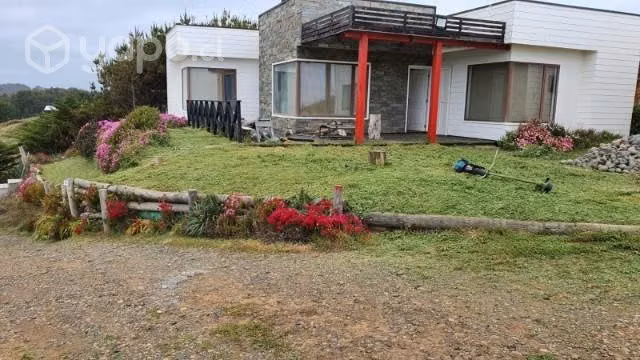 Casa única en cumbre frente al mar