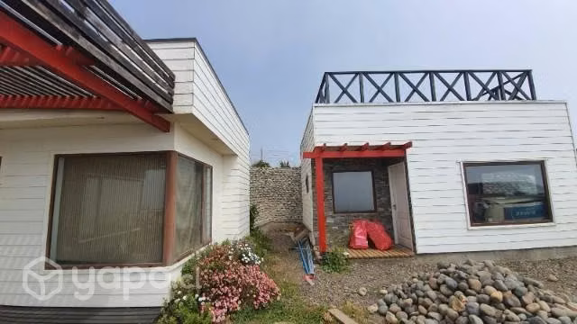 Casa única en cumbre frente al mar