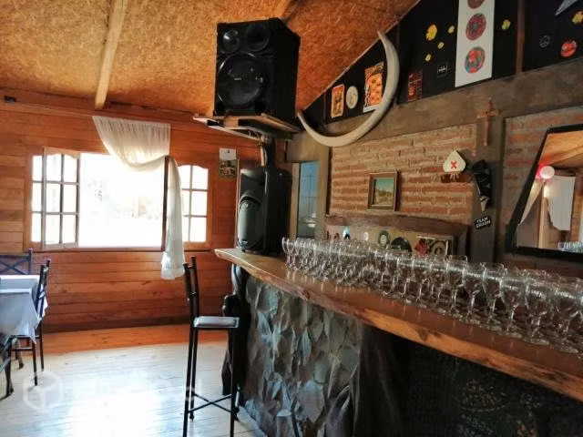 Terreno con casa, cabañas y piscinas