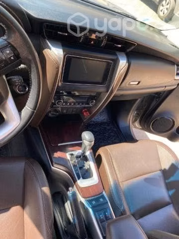 Toyota Fortuner 4x4 diésel automática full equipo
