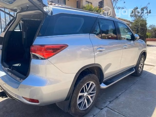 Toyota Fortuner 4x4 diésel automática full equipo