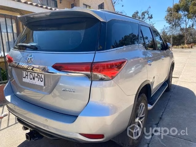 Toyota Fortuner 4x4 diésel automática full equipo