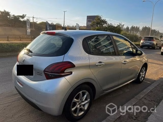 Peugeot 208 Automático año  KM