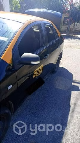 Taxi Toyota Yaris negro amarillo (Conversable)