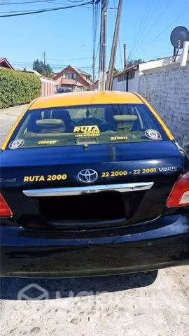 Taxi Toyota Yaris negro amarillo (Conversable)