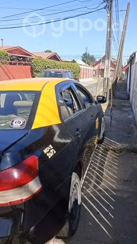 Taxi Toyota Yaris negro amarillo (Conversable)