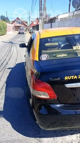 Taxi Toyota Yaris negro amarillo (Conversable)