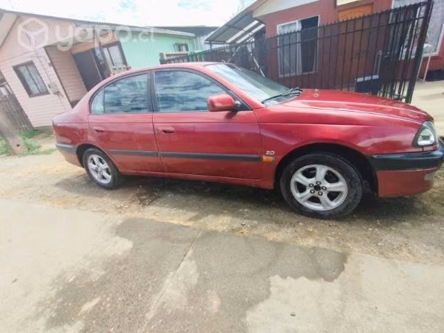 Se vende Toyota Avensis 2.0 rojo Mica metálico