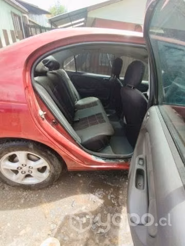 Se vende Toyota Avensis 2.0 rojo Mica metálico