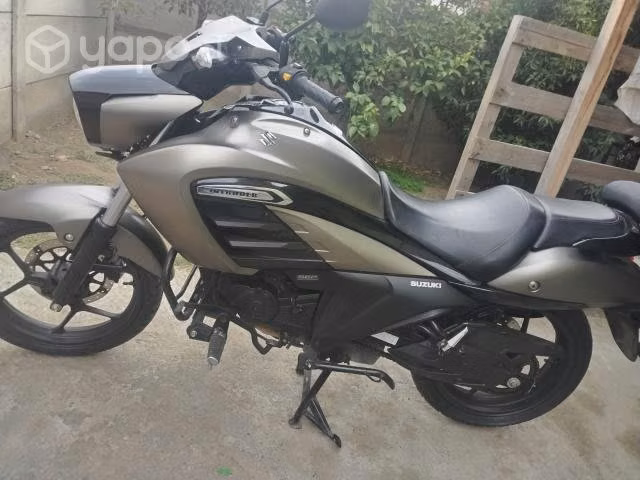 Moto Suzuki intruder 2022