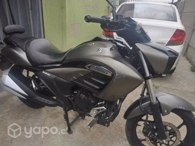 Moto Suzuki intruder 2022