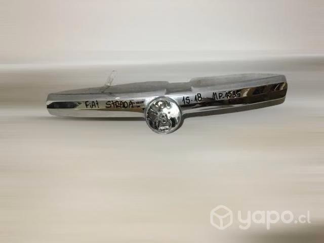 Bisel cromado de mascara fiat strada 2015-2018