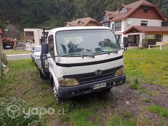 Camión grua Hino 300 año 2008