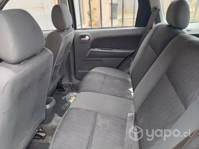 Se vende Ford ecosport con detalle termostato