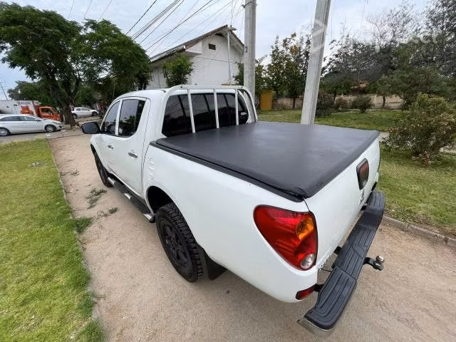 Mitsubishi l200 2014 4x4 diesel impecable - Imagen 7