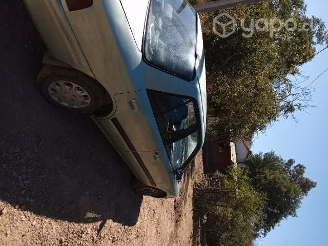Se vende vehículo familiar mazda 323 año 1992
