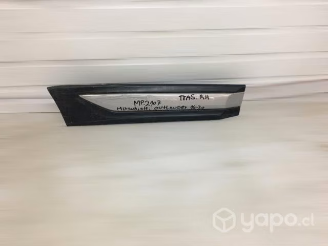 Moldura puerta tras rh mitsubishi outlander 16-20