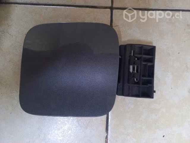 Tapa de bencina exterior nissan new. Versa 2022