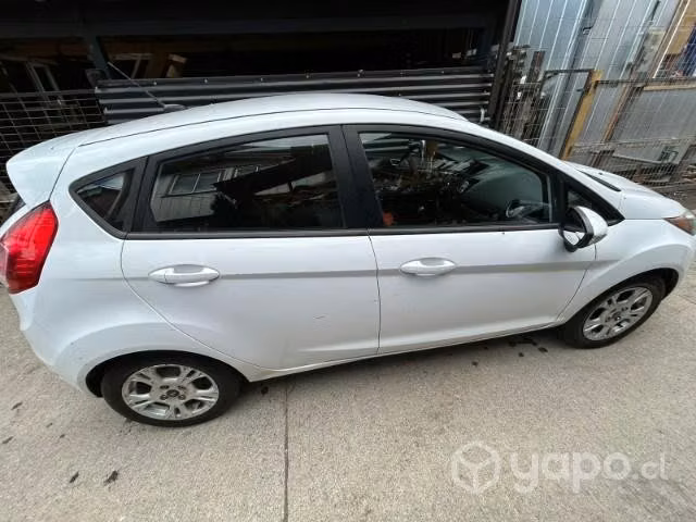 Vendo Auto Ford Fiesta1.6 año 2014 conversable