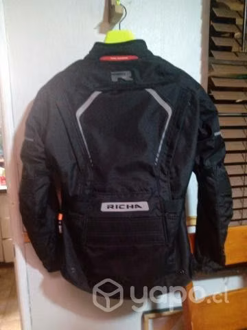 Casco y chaqueta
