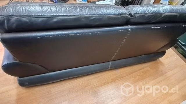Sofá de cuero amplio, buen estado. líquido