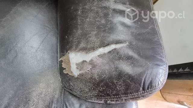 Sofá de cuero amplio, buen estado. líquido