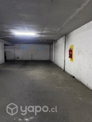 Se arrienda estacionamiento en La Castellana N°98