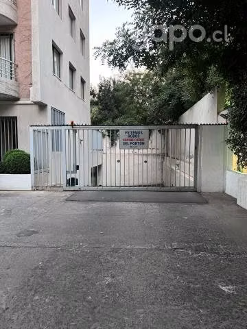 Se arrienda estacionamiento en La Castellana N°98
