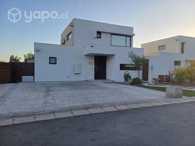 Vendo Casa Estilo Mediterraneo, Taiquen, Colina