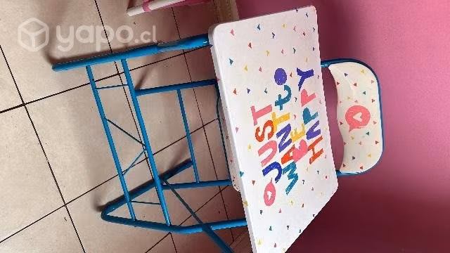 Escritorio infantil y repisa