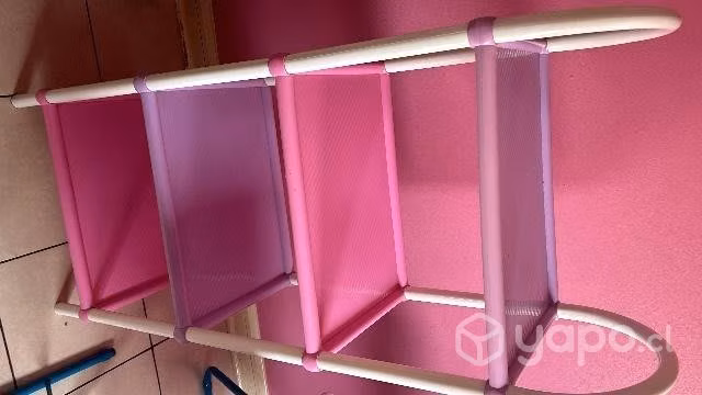 Escritorio infantil y repisa